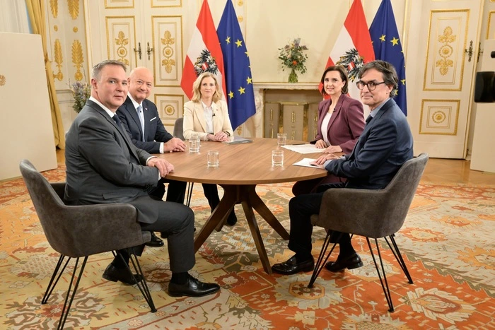 Vizekanzler Andreas Babler, Bundeskanzler Christian Stocker und Außenministerin Beate Meinl-Reisinger im Interview mit Susanne Schnabl und Klaus Webhofer