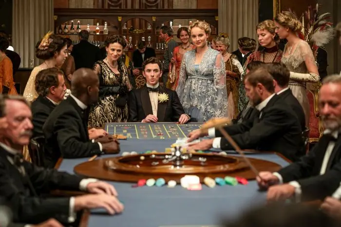 Vienna Blood - Mephisto Teil 1 - Wien, 1909. Inspektor Oskar Rheinhardt ist fassungslos, als der Sicherheitsdirektor Strasser auf ein geheimes Treffen mit dem kürzlich gefangenen Waffenhändler Franz Burgstaller besteht. Dort wähnt sich der berüchtigten Verbrecher in Sicherheit und bemisst seine Möglichkeiten freizukommen, als plötzlich Schüsse fallen und Strasser und Burgstaller zu Tode kommen. Der Doppelmord erschüttert Wien bis ins Mark und Oskar muss die Identität eines hochrangigen Verräters mit dem Decknamen 