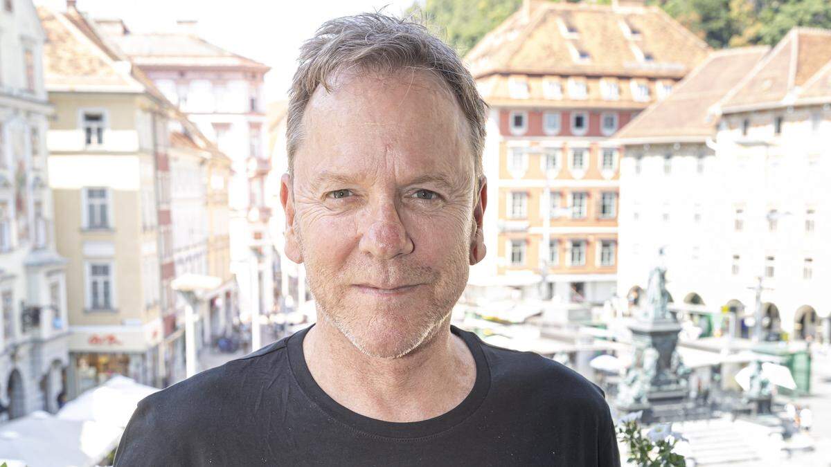 Kiefer Sutherland zu Besuch im Grazer Rathaus, im Hintergrund der Hauptplatz