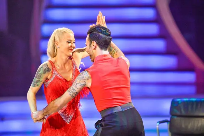Dancing Stars - Die letzten vier Paare kämpfen heute um den Einzug ins große Finale von Dancing Stars und müssen heute sogar drei Tänze absolvieren. - Im Bild: Simone Lugner, Danilo Campisi. Foto: ORF/Thomas Ramstorfer. Veröffentlichung honorarfrei nur für redaktionelle Berichterstattung in Sendungszusammenhang und mit Copyrightangabe. Kontakt: foto@orf.at