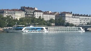 Das Schiff MS Voyage wurde 2004 gebaut und im Winter 2022/23 renoviert: In 70 Zweibett-Kabinen und sechs Junior-Suiten lässt es sich entspannt reisen