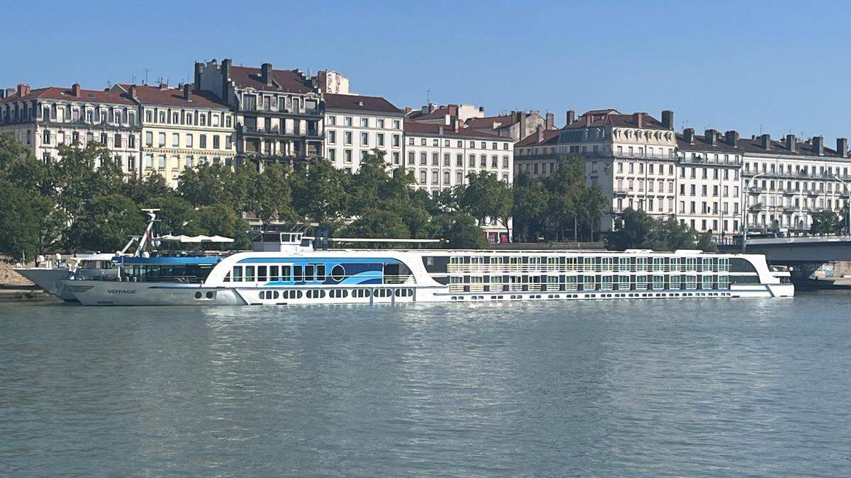 Das Schiff MS Voyage wurde 2004 gebaut und im Winter 2022/23 renoviert: In 70 Zweibett-Kabinen und sechs Junior-Suiten lässt es sich entspannt reisen