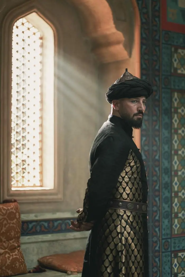 Hunyadi - Aufstieg zur Macht - Folge 2 - Hunyadi kommt an den Hof des ungarischen Königs Sigismund. Auf der Burg Buda will er ihn überzeugen, Truppen gegen Sultan Murad aufzustellen. Dabei kommt es zum Wiedersehen mit Erzsébet, die ihm einen Handel vorschlägt: Wenn er sie im Schwertkampf unterrichtet, will sie ihn in die Geheimnisse des höfischen Lebens einführen. Sigismunds Tochter Elisabeth soll mit Albrecht von Habsburg verheiratet werden. Schließlich begleitet Hunyadi den König auf der Reise nach Wien und Mailand, wo sich dieser durch Allianzen die Chancen auf die Kaiserkrone verbessern will. - Im Bild: Murathan Muslu (Murad). Foto: ORF/Beta Film/MR Film/The Orbital Strangers Project/Csaba Aknay. Veröffentlichung honorarfrei nur für redaktionelle Berichterstattung in Sendungszusammenhang und mit Copyrightangabe. Kontakt: foto@orf.at