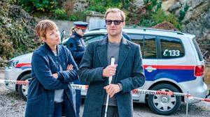 Kommissarin Laura Janda (Jaschka Lämmert) und Alexander Haller (Philipp Hochmair) bei der Untersuchung des zweiten Tatorts.