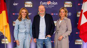 RTL-Chefin Inga Leschek, Stefan Raab und ARD-Programmdirektorin Christine Strobl bei der Pressekonferenz in Berlin