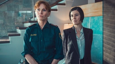 Jutta Fastian als Martina Schober mit Pia Hierzegger (Chefinspektorin Acham)