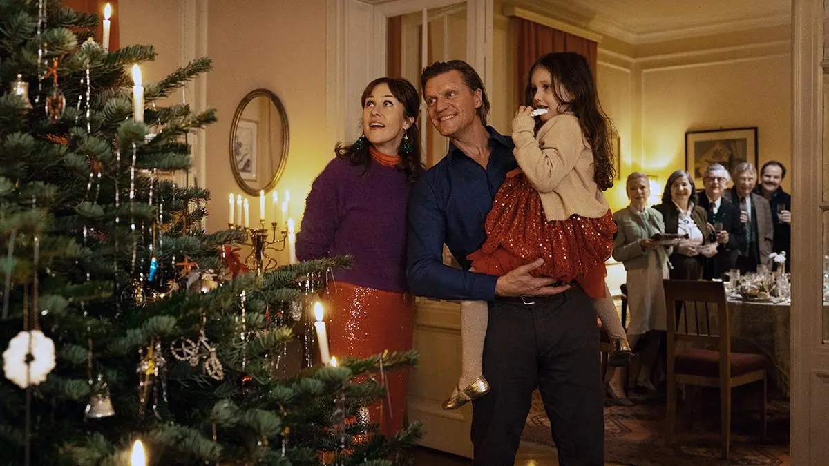 Viel Situationskomik, aber auch Tiefgang: Gery Seidl als Bauleiter Andi mit seiner Familie. Im ORF wohl im Advent 2026 zu sehen