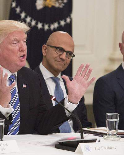 Amazon-Gründer und „Washington Post“-Eigentümer Jeff Bezos (rechts) mit Microsoft-Chef Satya Narayan und Donald Trump