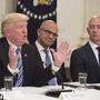 Amazon-Gründer und „Washington Post“-Eigentümer Jeff Bezos (rechts) mit Microsoft-Chef Satya Narayan und Donald Trump