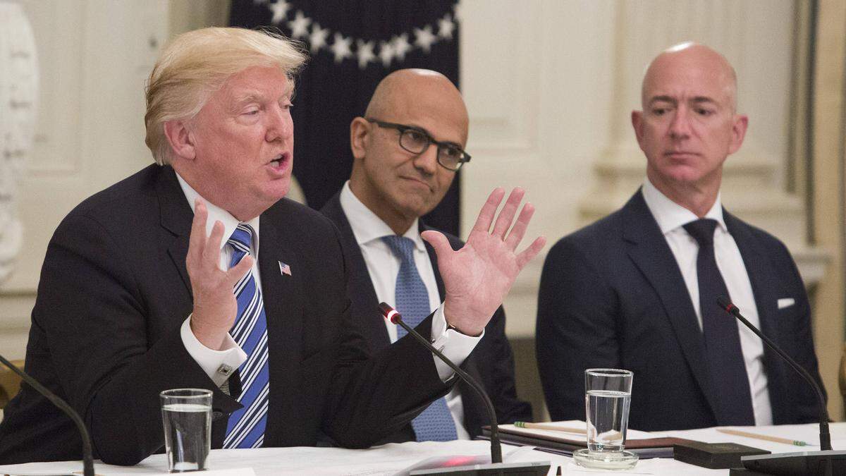 Amazon-Gründer und „Washington Post“-Eigentümer Jeff Bezos (rechts) mit Microsoft-Chef Satya Narayan und Donald Trump