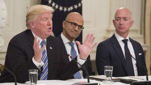 Amazon-Gründer und „Washington Post“-Eigentümer Jeff Bezos (rechts) mit Microsoft-Chef Satya Narayan und Donald Trump