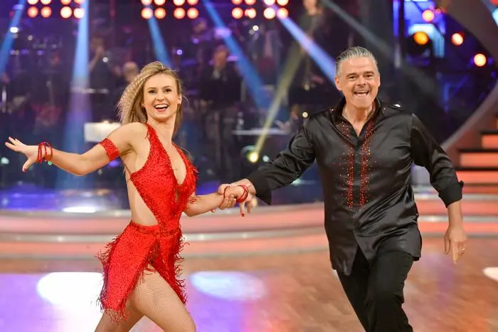 Dancing Stars - Probe - Nach einer kurzen Osterpause wird es für die Dancing Stars gleich doppelt spannend. Neben dem gewohnten Einzeltanz müssen die Tanzpaare ihr Können auch bei einem Tanzmarathon zu Lindy Hop unter Beweis stellen, um Publikum und Jury zu überzeugen. Für die musikalische Begleitung sorgt das Dancing Stars-Orchester, das mit dieser sechsten Live-Sendung wieder in den Ballroom einzieht. Und noch ein weiteres Highlight erwartet das Publikum: JJ, der für Österreich beim Eurovision Song Contest in Basel singt, präsentiert seinen Song 