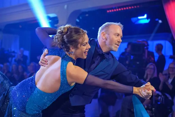 Dancing Stars - Nach einer kurzen Osterpause wird es für die Dancing Stars gleich doppelt spannend. Neben dem gewohnten Einzeltanz müssen die Tanzpaare ihr Können auch bei einem Tanzmarathon zu Lindy Hop unter Beweis stellen, um Publikum und Jury zu überzeugen. Für die musikalische Begleitung sorgt das Dancing Stars-Orchester, das mit dieser sechsten Live-Sendung wieder in den Ballroom einzieht. Und noch ein weiteres Highlight erwartet das Publikum: JJ, der für Österreich beim Eurovision Song Contest in Basel singt, präsentiert seinen Song 