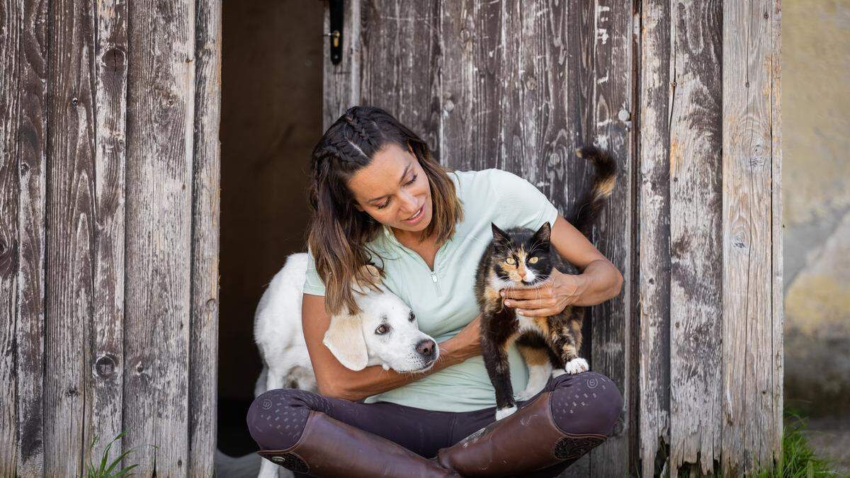 Andrea Schlager mit Hund Bodhi und Kater Albert