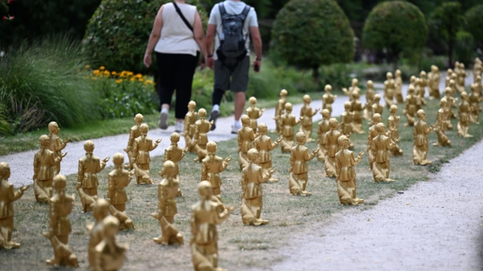 Bei Ausstellungseröffnung: Noch keine Lücken in den Reihen der Figuren