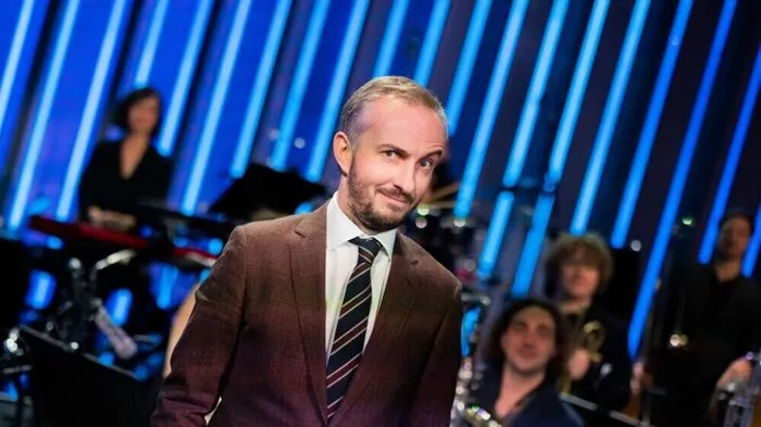 ARCHIV - 02.12.2021, Nordrhein-Westfalen, Köln: Moderator Jan Böhmermann steht im Anschluss an seine Late-Night-Show «ZDF Magazin Royal» vor seinem Orchester, dem Rundfunk Tanzorchester Ehrenfeld. (zu dpa: «Böhmermann hört mit «ZDF Magazin Royale» auf») Foto: Rolf Vennenbernd/dpa +++ dpa-Bildfunk +++