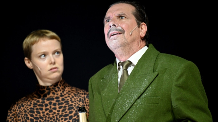 (v.l.) Marie-Luise Stockinger (Alice Schalek, Kriegsberichterstatterin) und Michael Maertens (Sigmund Schwarz-Gelber, Politiker) bei der Fotoprobe des Schauspiels ?Die letzten Tage der Menschheit? von Karl Kraus am Mittwoch, 23. Juli 2025, im Rahmen der Salzburger Sommer-Festspiele auf der Perner-Insel in Hallein, das am 25. Juli 2025, Premiere hat.