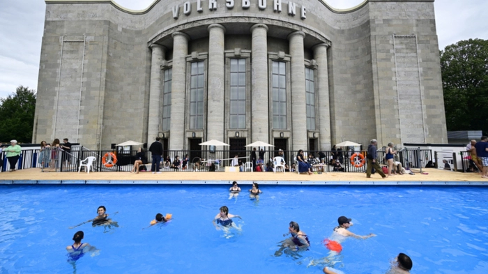 Vor der Volksbühne in Berlin wird gebadet