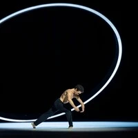 John Neumeier schickt Alessandro Frola auf eine packende Tanzreise durch Nijinskys Leben