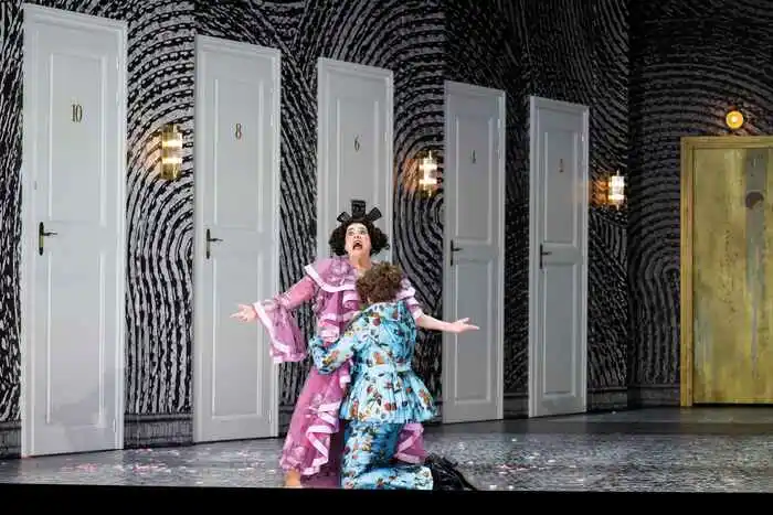 Gleichrangige Virtuosität: Cecilia Bartoli (Corinna), Edgardo Rocha (Cavalier Belfiore)