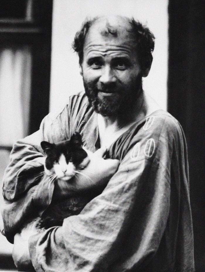 Gustav Klimt mit Katze, 1911. 