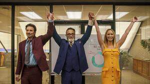 Chris Evans, Andy Garcia as Neel und Emily Blunt in „Pain Hustlers“