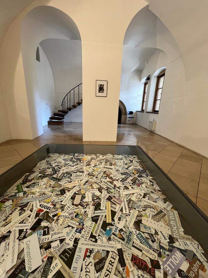 Ein Schaukasten voller Wörter im kunsthaus muerz