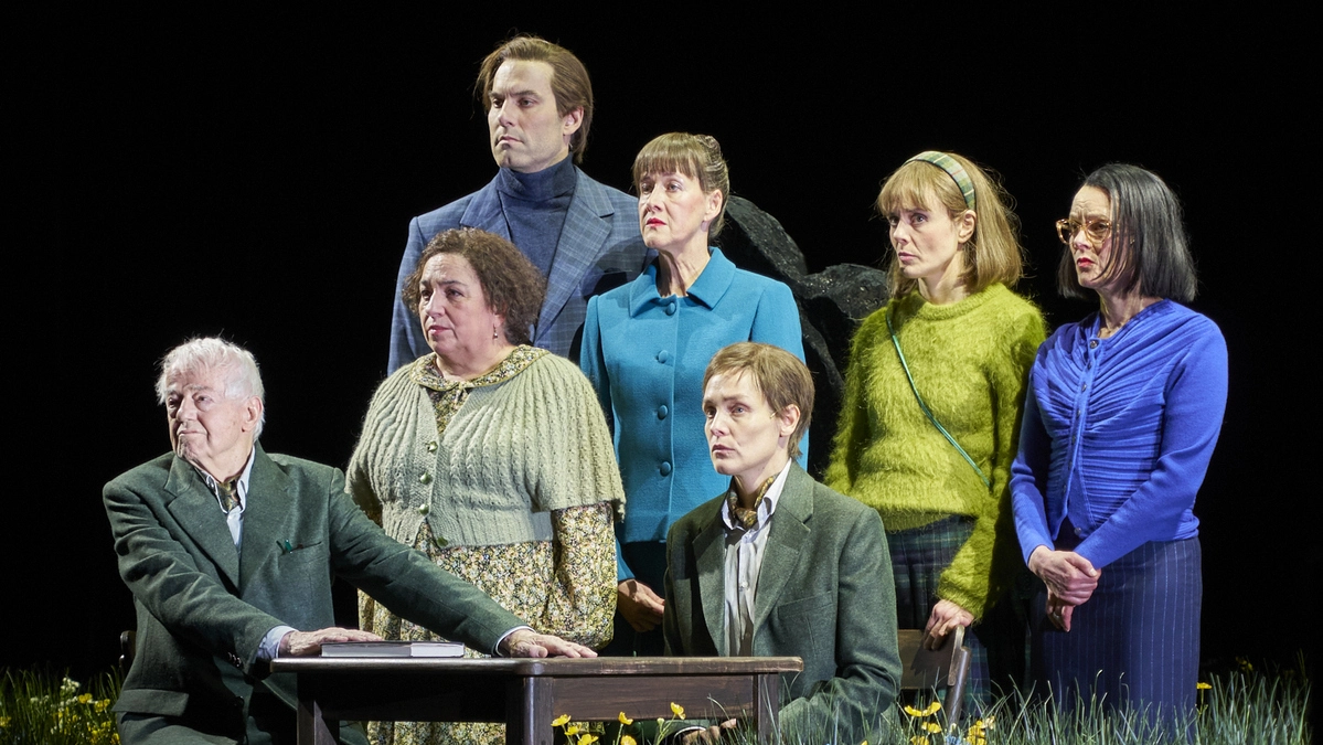 „Der irrende Planet“ am Wiener Akademietheater: Lustwandeln durch Robert Walsers gewundene, spukhafte Sprache 