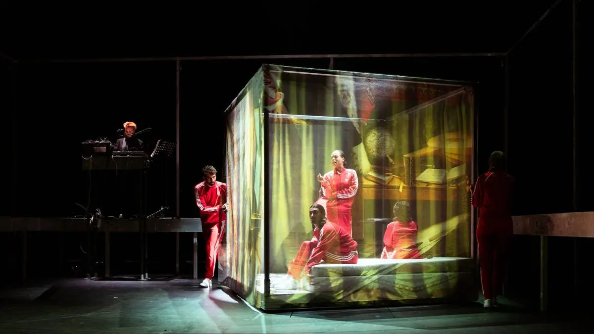 „Chronik der laufenden Entgleisungen“: präzise, smarte Arbeit mit Text und Körper