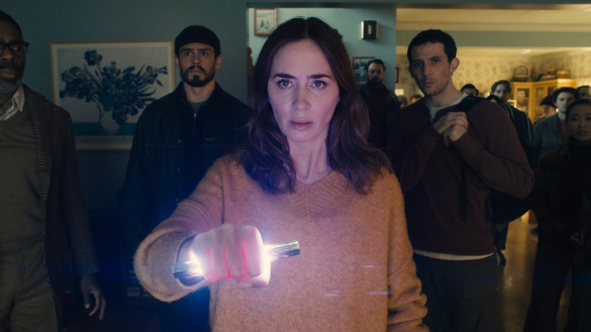 Emily Blunt mit Colman Domingo und Josh O’Connor in „Disclosure Day“ 