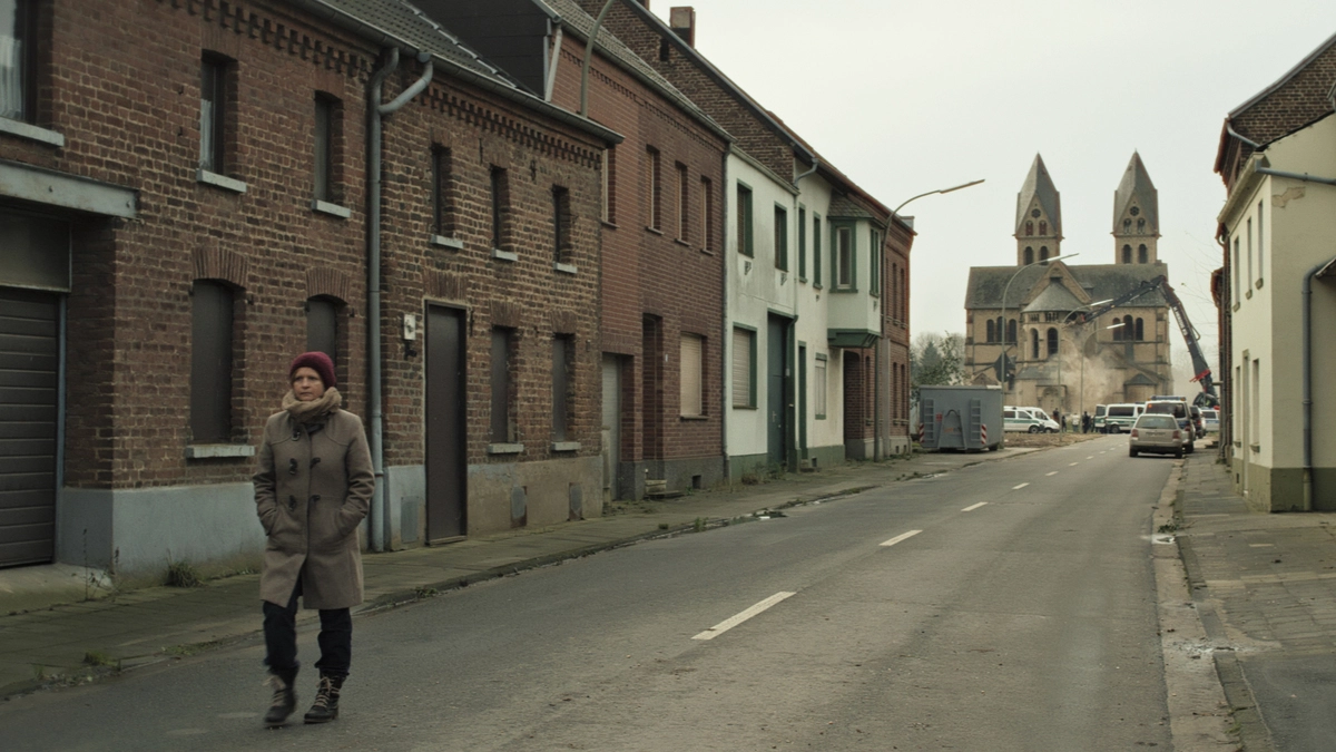 Als 2018 der Immerather Dom abgerissen wurde (Bildhintergrund), entstand diese erste Szene für den Folm „Eher fliegen hier die Ufos“. 