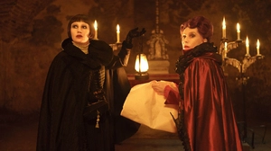 Isabelle Huppert, hier mit Birgit Minichmayr, als elegante Vampirin in „Die Blutgräfin“, der zu einem veritablen Wiener Kultfilm werden könnte. 
