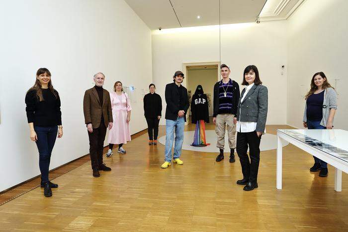 Die Künstlerinnen und Künstler mit Peter Peer und Magda Radu