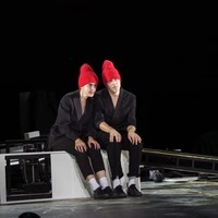 Verspiele Dialoge unter Zipfelmützen: Marina Galic, Jens Harzer