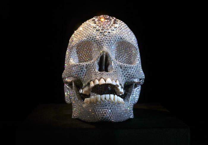 Bekanntes Hirst-Werk: Ein mit 8601 Diamanten besetzter  Platinabguss eines menschlichen Schädels, der zeit im Münchener  MUCA - Museum of Urban and Contemporary Art zu sehen