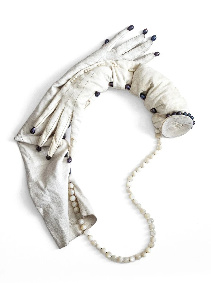 ...mit einer „Umarmung“ aus historischen Handschuhen und Perlen