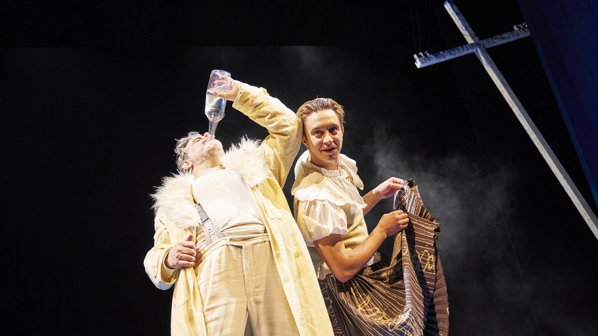 Burlesk: Bruno Cathomas als Puntila, Tilman Tuppy als eine seiner Bräute