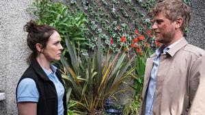 Roisin Gallagher und Johnny Flynn spielen in „The Lovers“ groß auf.