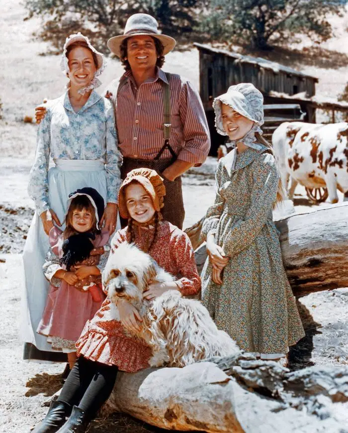 Die Serie „Unsere kleine Farm“, (1974 - 1983), Karen Grassle, Michael Landon, Melissa Sue Anderson (von links), vorn: Lindsay Greenbush, Melissa Gilbert und Hund Bandit 