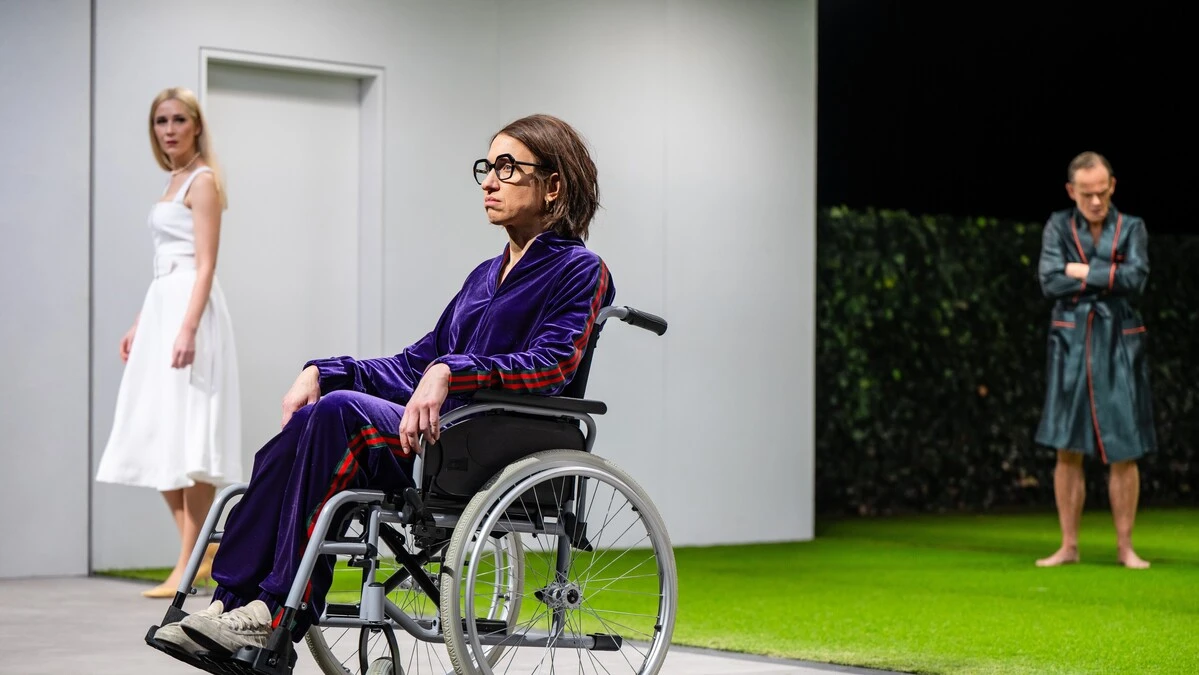 Katharina Hauter, Therese Dörr und Matthias Leja in Thomas Bernhards „Vor dem Ruhestand“ am Schauspiel Stuttgart