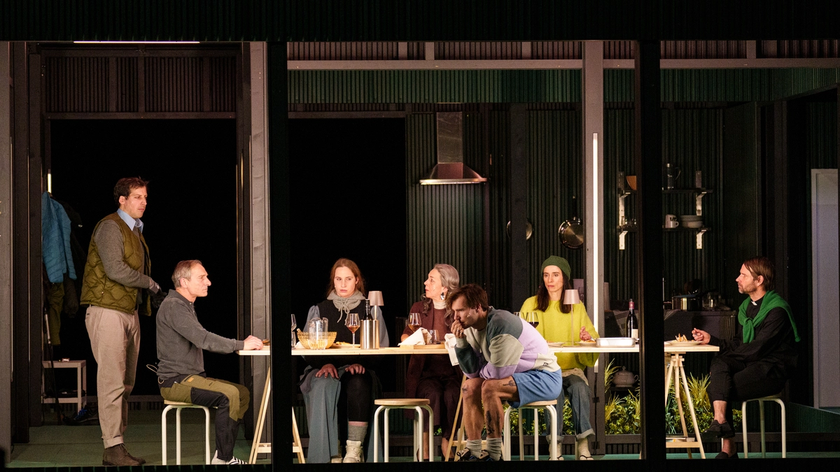 Österreichische Erstaufführung von „Rutherford & Sohn“: Alles fröstelt, aber das liegt weniger am Wetter als an der emotionalen Kälte