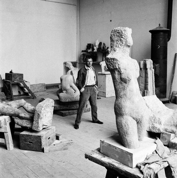Fritz Wotruba in seinem Atelier im April 1952