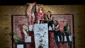 „Volksvernichtung“ am Akademietheater: ein geistiger und körperlicher Kraftakt von sieben Verlorenen