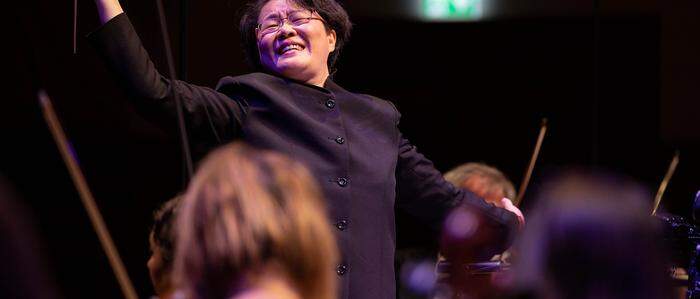 Chefdirigentin Mei-Ann Chen und das Orchester Recreation