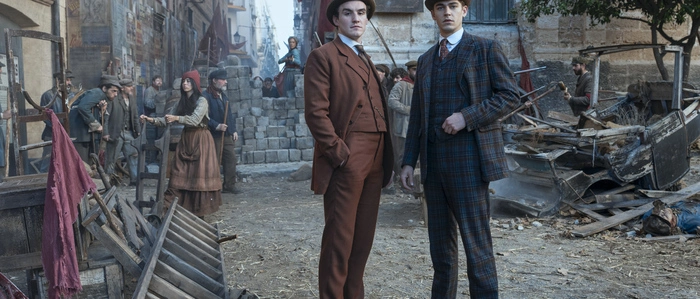 Dónal Finn als James Moriarty und Hero Fiennes Tiffin als Sherlock Holmes 