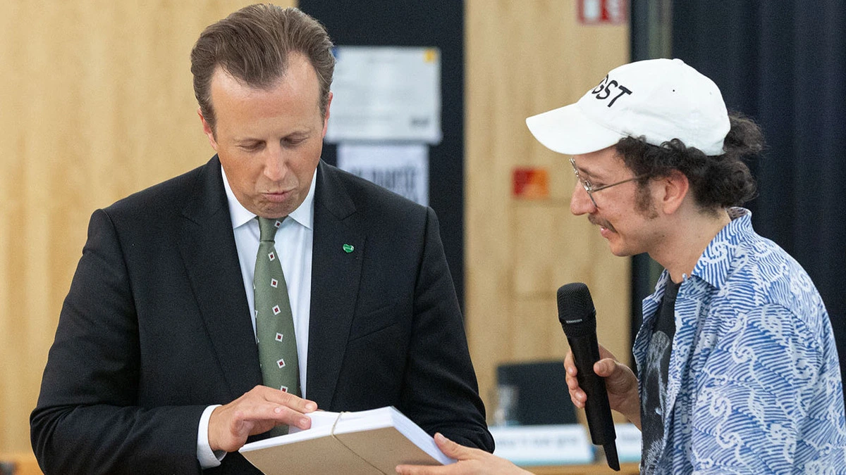 Prüfende Blicke: Robin Klengel übergibt 11.611 Unterschriften für die Rettung des Kulturlands an Landesrat Karlheinz Kornhäusl