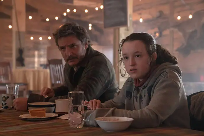 „The Last Of Us“: Ein mutierter Pilz hat die halbe Welt ausgerottet. Die, die noch leben, siechen in Quarantänezonen dahin. Ein Unerschrockener begleitet in „The Last of Us“ (Sky) eine Teenagerin durch den Wahnsinn. Große Inszenierung rund um den Verlust des Humanen. 