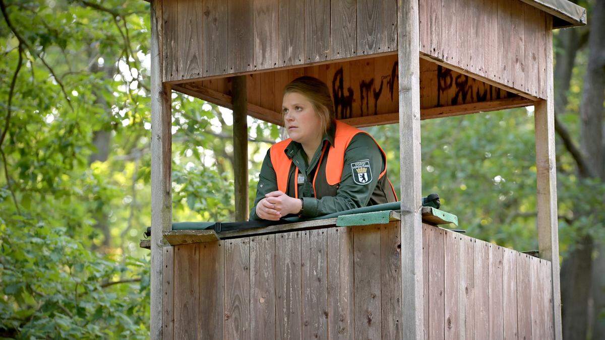 Jana (Stefanie Reinsperger) hat‘s nicht so mit Menschen und Großstadttrubel. 