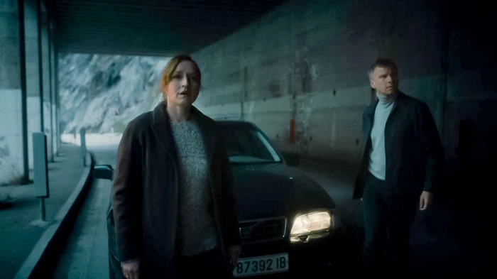 Stark besetzt: Brigitte Hobmeier und Robert Stadlober spielen ein Ehepaar, das in die Berge zieht. 