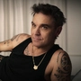 Robbie Williams bei der Sichtung des Videomaterials in seinem Schlafzimmer
